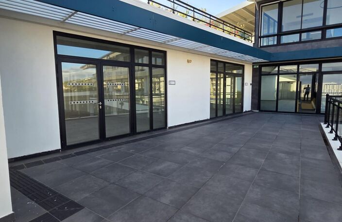 A LOUER – Bureaux de standing avec terrasse exceptionnelle à Saint-Pierre — photo 2