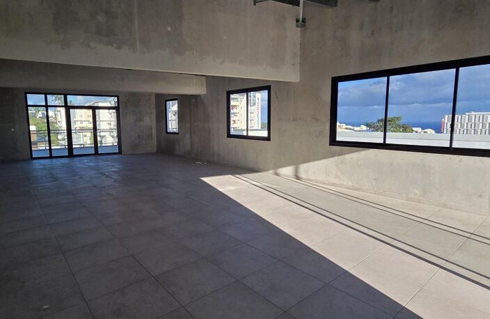 A LOUER – Bureaux de standing avec terrasse exceptionnelle à Saint-Pierre — photo 4