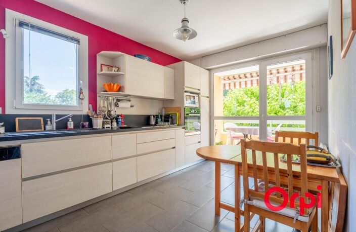 ** Résidence Les Clots-T5 traversant de 111,50 m² avec garage box fermé et parking ** — photo 2