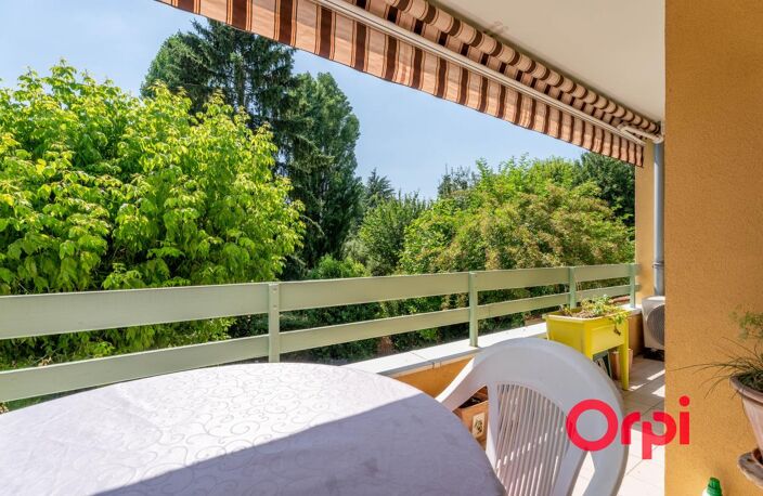 ** Résidence Les Clots-T5 traversant de 111,50 m² avec garage box fermé et parking ** — photo 3