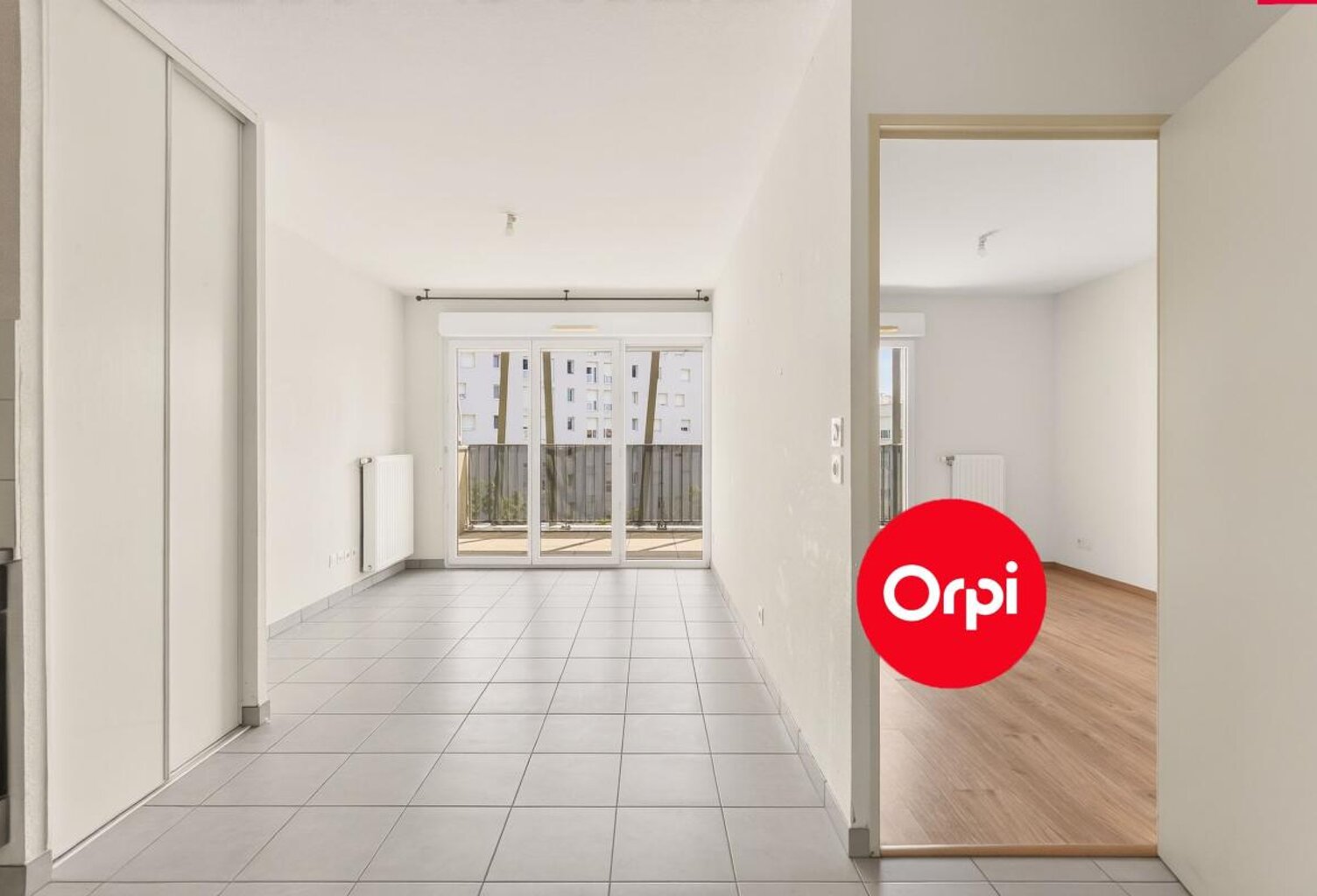 Appartement À Vendre - Saint Priest - T2 - Centre Ville - 40m2 - garage en sus — photo 1
