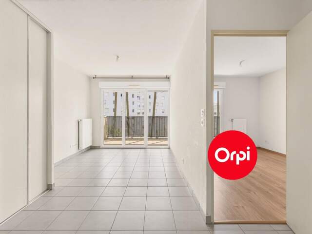 Appartement À Vendre - Saint Priest - T2 - Centre Ville - 40m2 - garage en sus — photo du bien