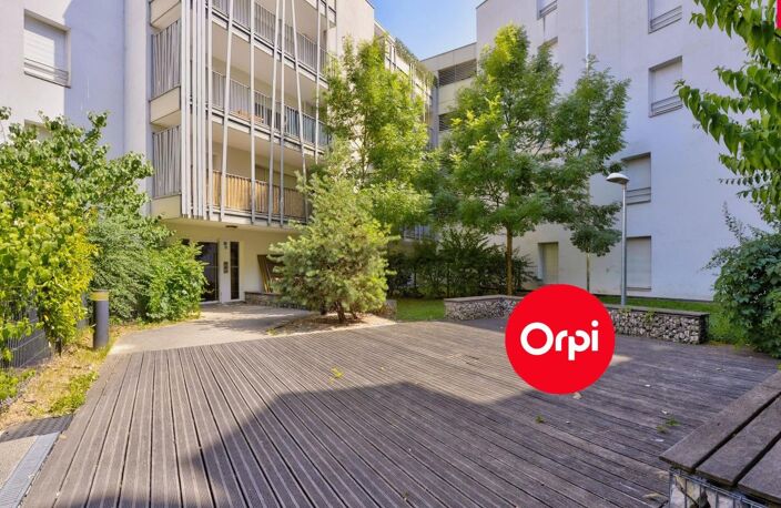 Appartement À Vendre - Saint Priest - T2 - Centre Ville - 40m2 - garage en sus — photo 2