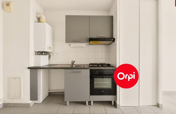 Appartement À Vendre - Saint Priest - T2 - Centre Ville - 40m2 - garage en sus — photo 4