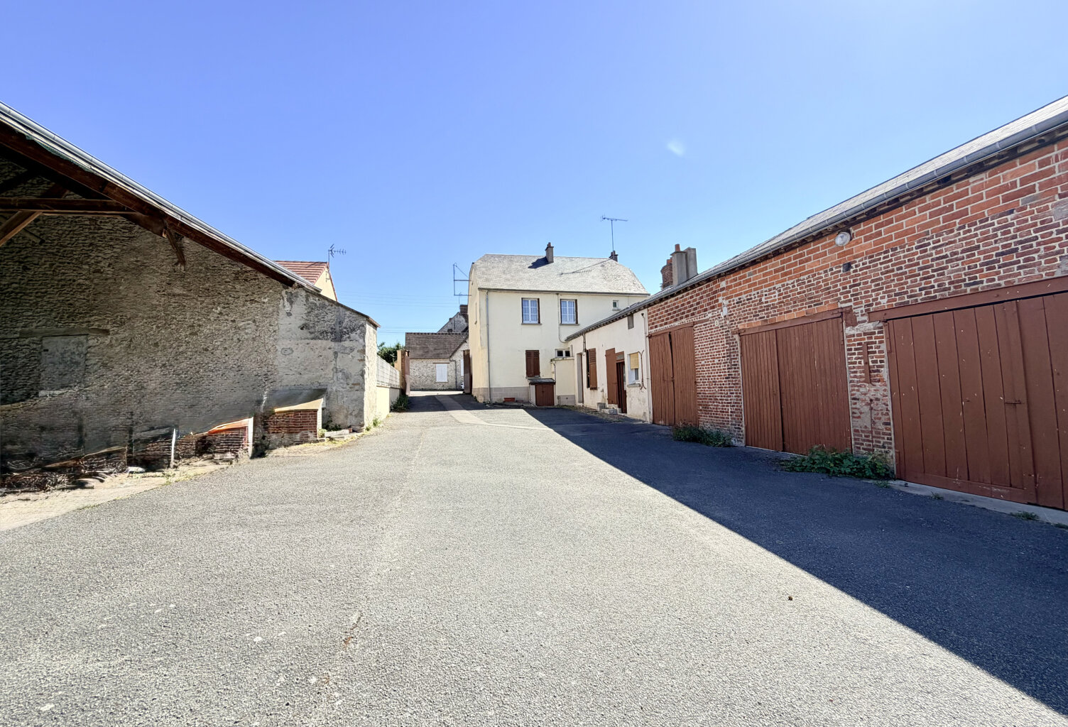 Maison 5 chambres avec dépendances et hangar — photo 1