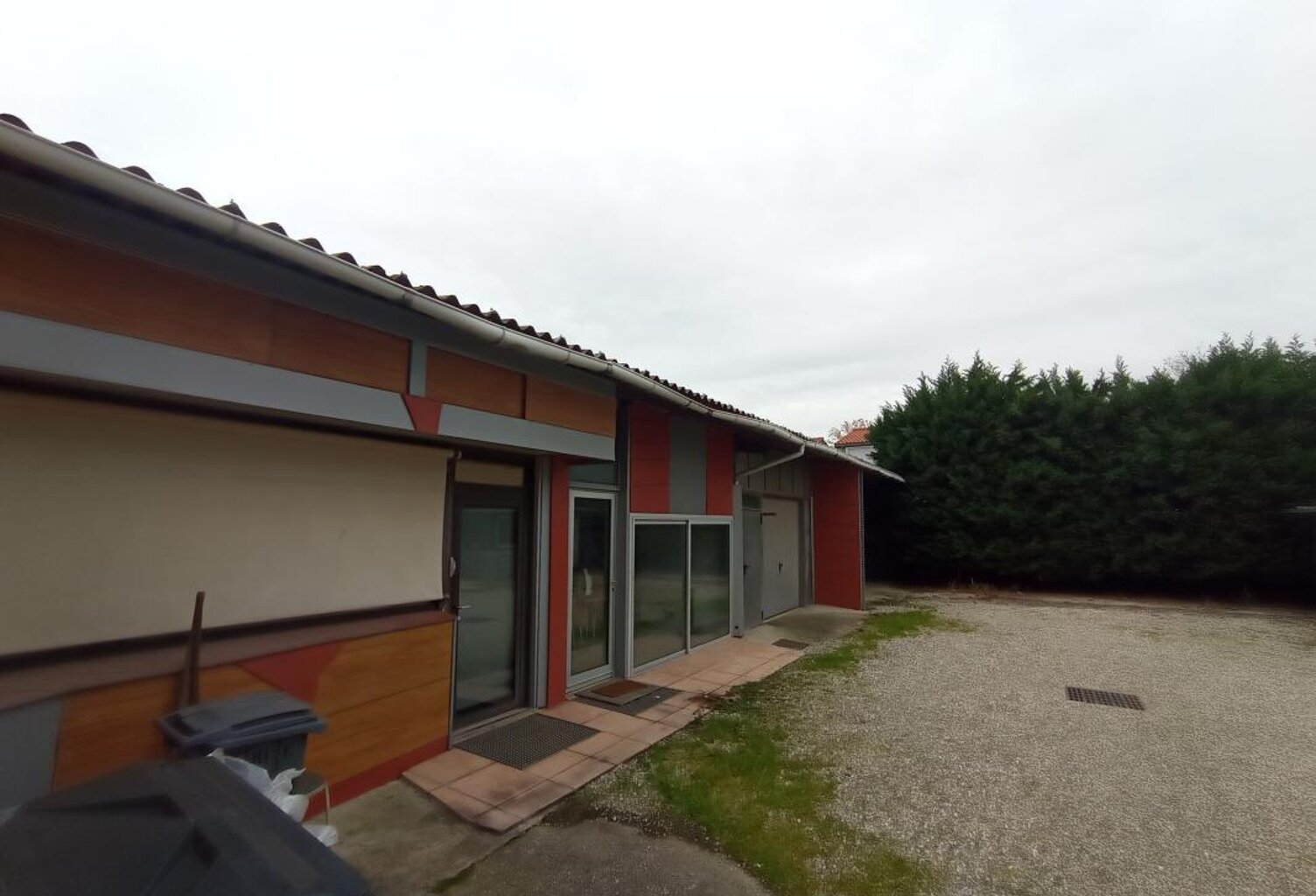 Vaulx en velin Village- Locaux Professionnels, 400m², sur terrain 718m² — photo 1