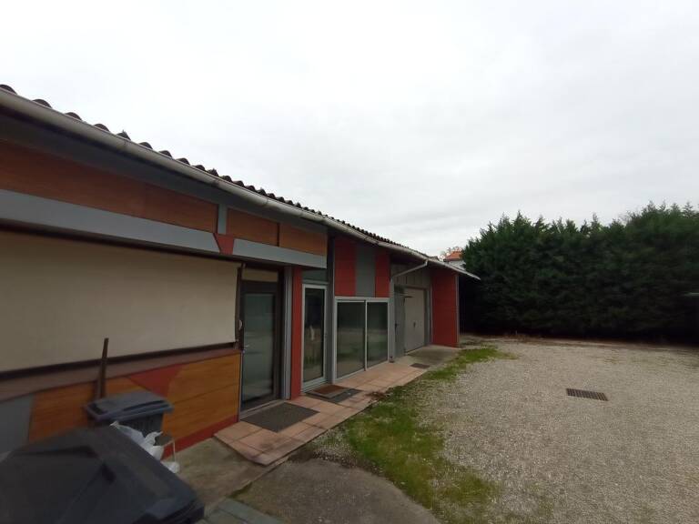 Vaulx en velin Village- Locaux Professionnels, 400m², sur terrain 718m² — photo 1