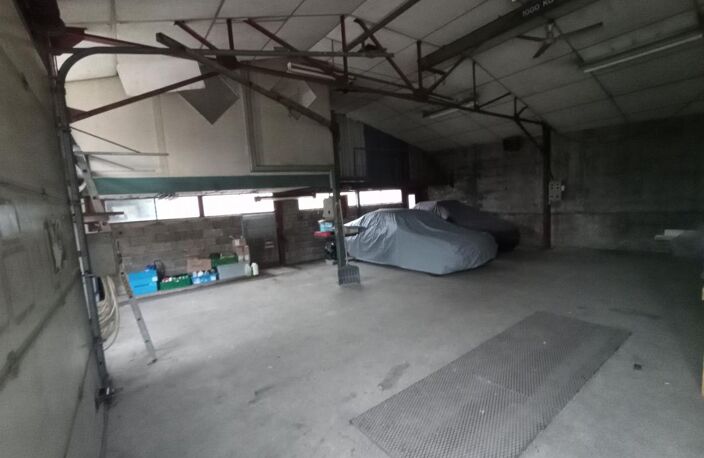 Vaulx en velin Village- Locaux Professionnels, 400m², sur terrain 718m² — photo 3