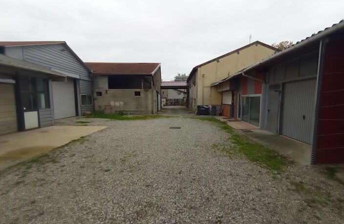 Vaulx en velin Village- Locaux Professionnels, 400m², sur terrain 718m² — photo 4