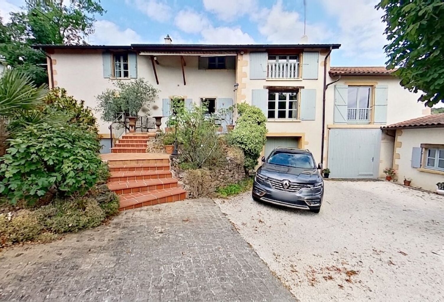 Maison 165 m² + dépendances 114 m² À Vendre À  Lentilly (69210) — photo 1