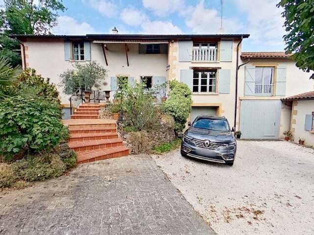 Maison 165 m² + dépendances 114 m² À Vendre À  Lentilly (69210) — photo du bien