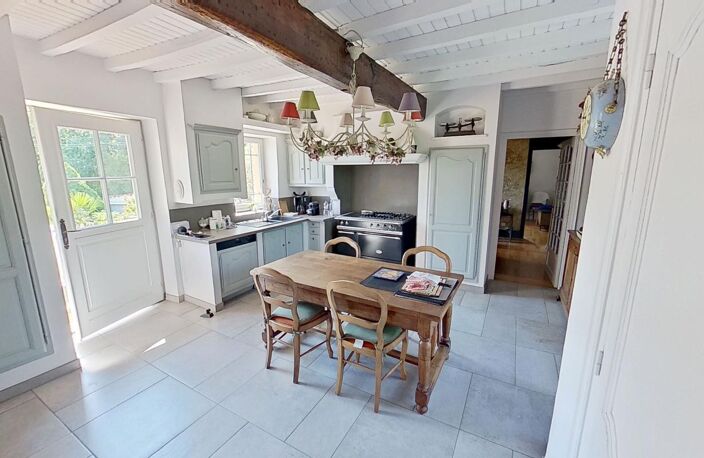 Maison 165 m² + dépendances 114 m² À Vendre À  Lentilly (69210) — photo 2