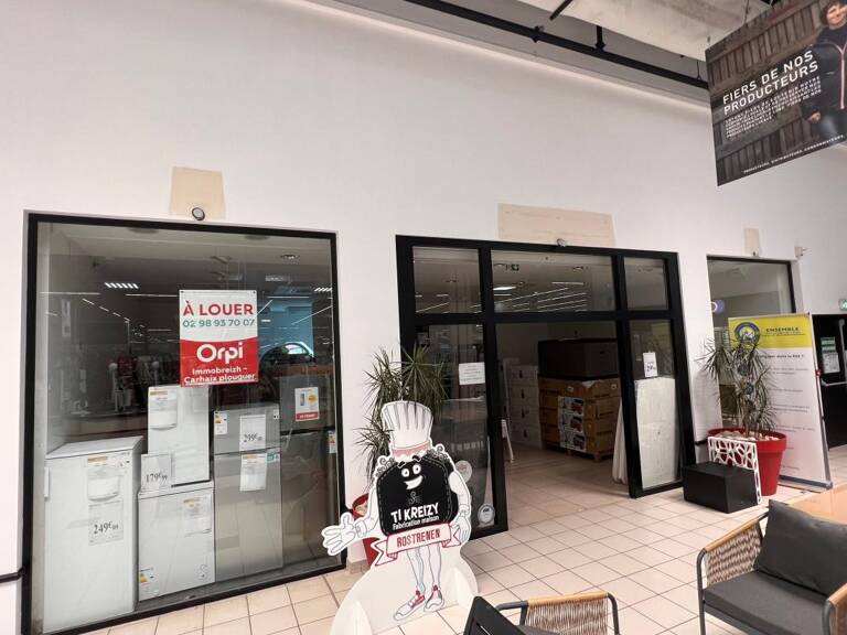 LOCAL COMMERCIAL À LOUER – GALERIE MARCHANDE INTERMARCHÉ DE ROSTRENEN — photo 1