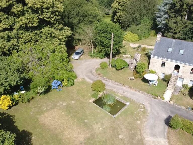 Séglien, Charmante maison en pierre avec dépendance – Un havre de paix en pleine nature — photo 1
