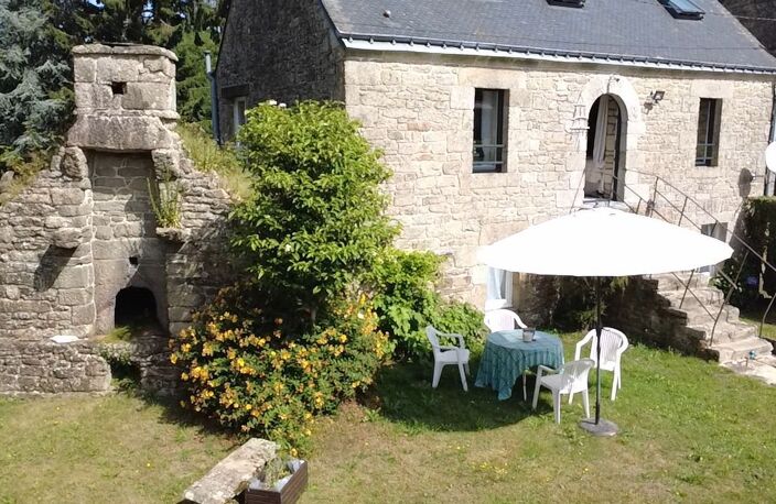 Séglien, Charmante maison en pierre avec dépendance – Un havre de paix en pleine nature — photo 2