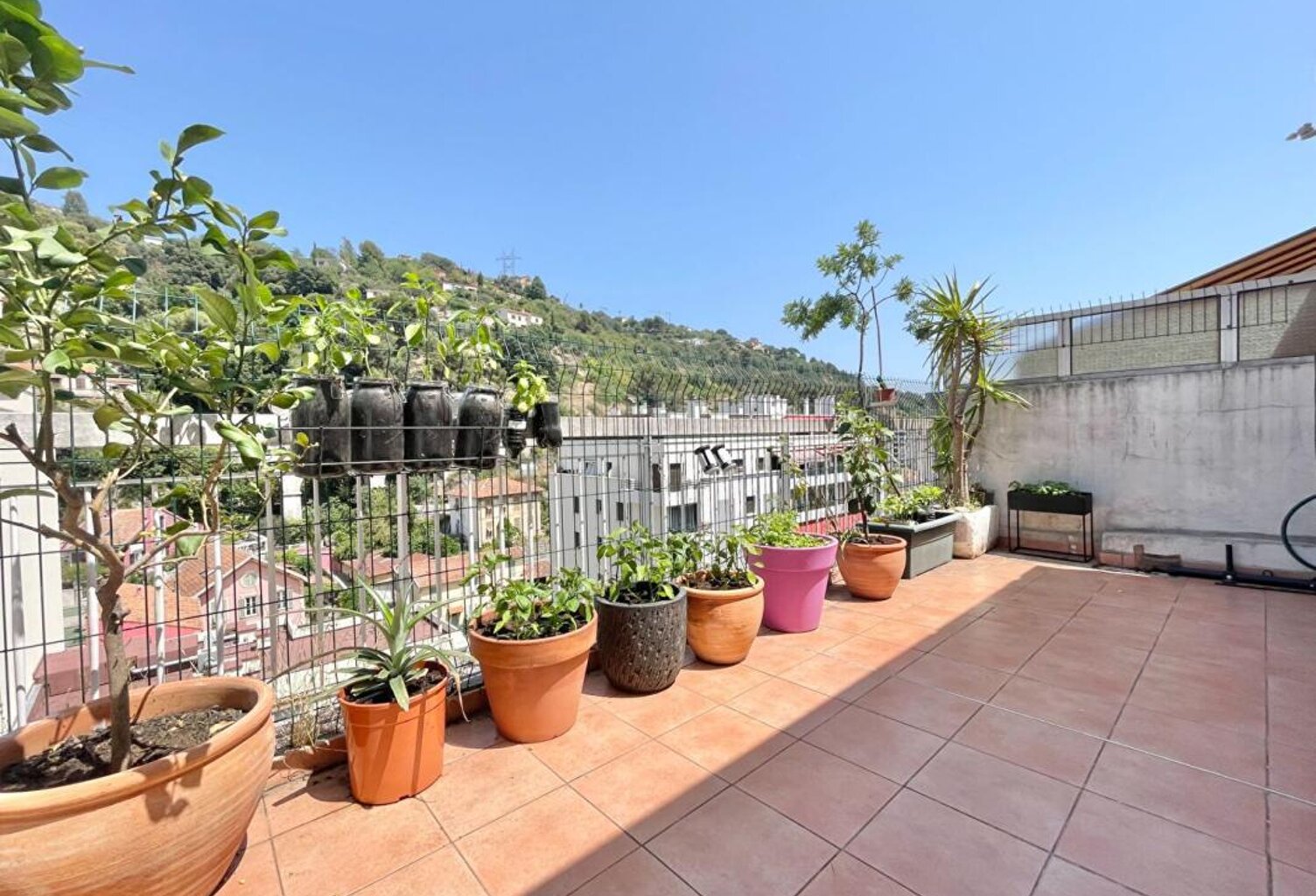 NICE – QUARTIER MADELEINE – DERNIER ÉTAGE AVEC TERRASSE ET GARAGE — photo 1