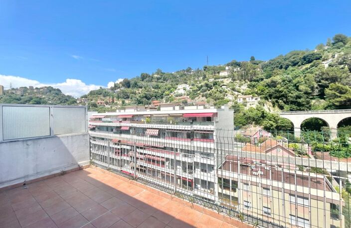 NICE – QUARTIER MADELEINE – DERNIER ÉTAGE AVEC TERRASSE ET GARAGE — photo 3