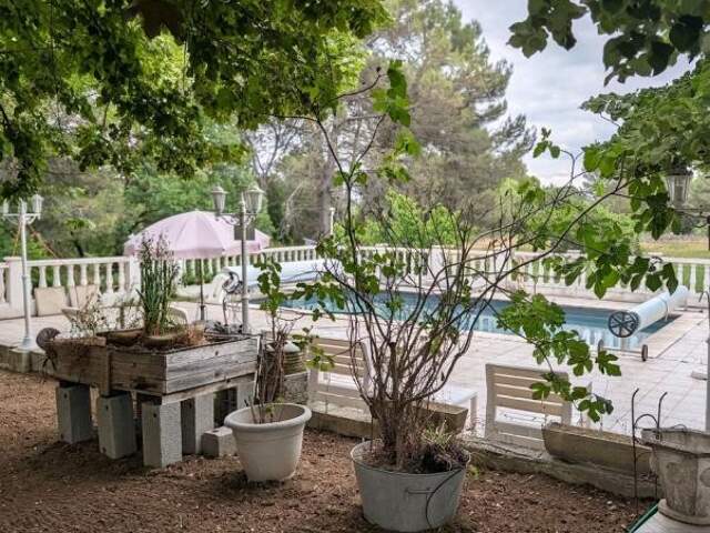 Maison T5 - Piscine - 8510m² de terrain À Vendre — photo du bien