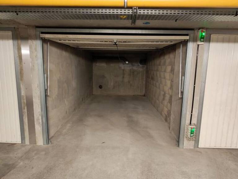 Garage en sous-sol dans copropriété récente — photo 1