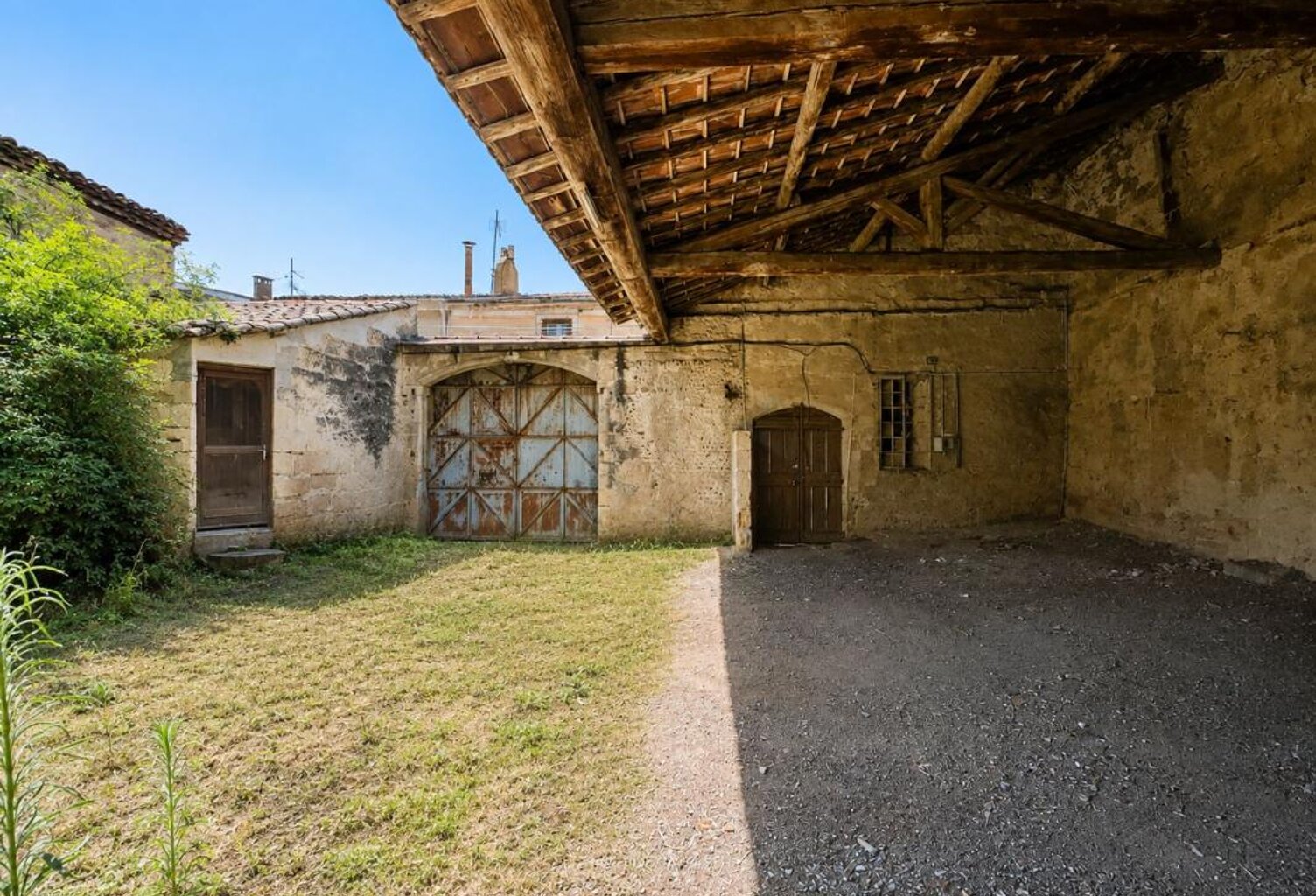 ANCIENNE ÉCURIE / GRANGE À RÉNOVER – FORT POTENTIEL — photo 1