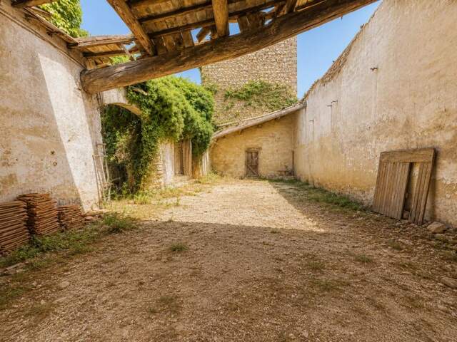 REMISE À RÉNOVER AVEC FORT POTENTIEL — photo du bien