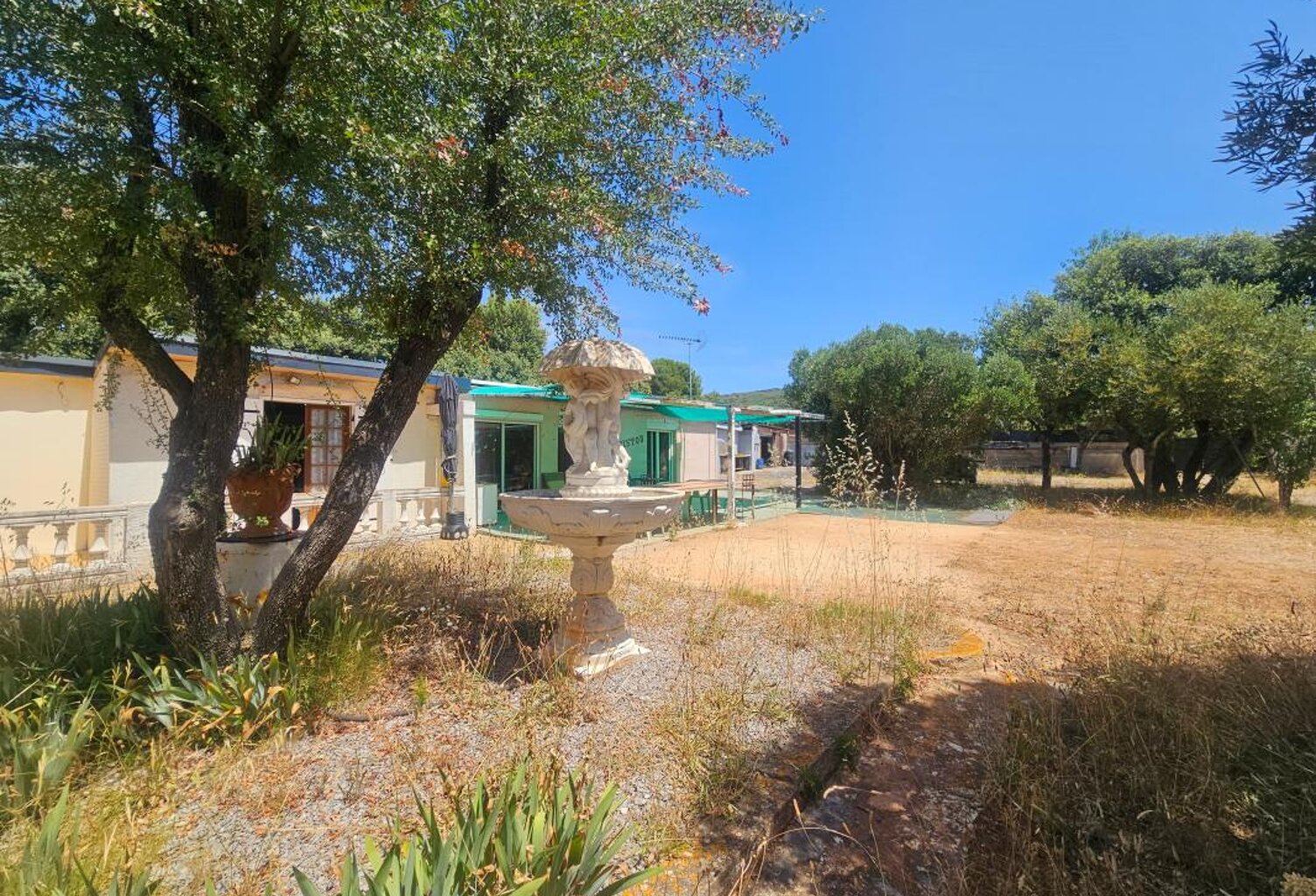 Maison de plain-pied 78m² avec grand terrain et deux garages — photo 1