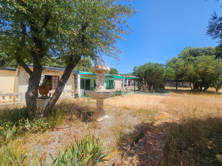 Maison de plain-pied 78m² avec grand terrain et deux garages — photo 1