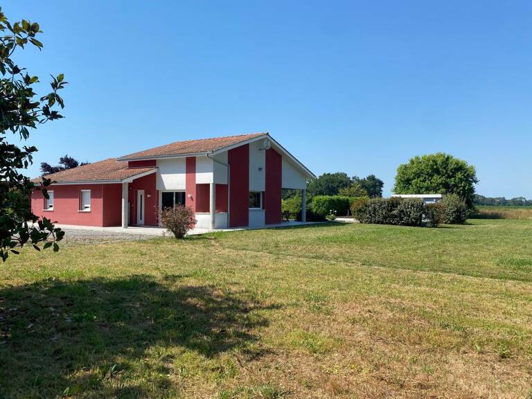 Maison À Vendre avec piscine, atelier et carport — photo 1