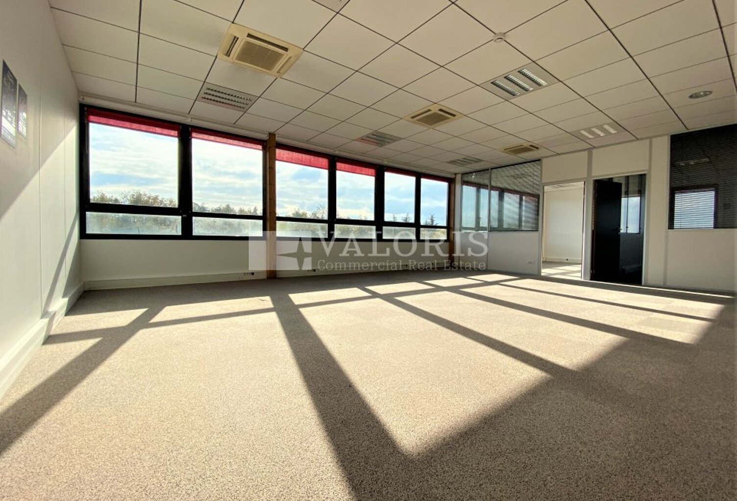 BUREAUX à LOUER — photo 1