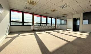 Bureau  969 m² à louer à Saint-Priest (69800)