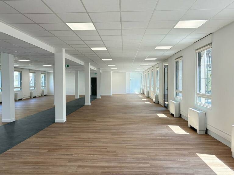 BUREAUX à LOUER — photo 1