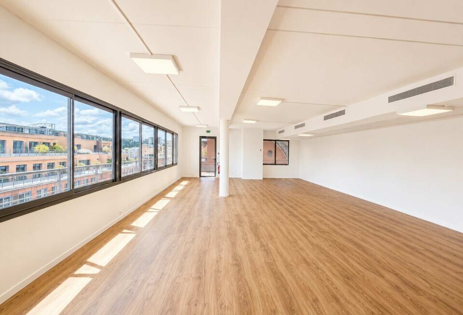BUREAUX à LOUER — photo 1