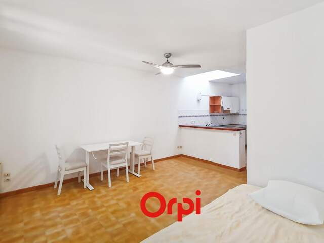 Studio meublé à louer à l'année ou en Bail mobilité, pour résidence secondaire, pour une SCI, pour du professionnel ou pour une société dans le centre ville de Saint-Cyr — photo du bien