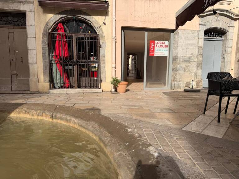 À LOUER – LOCAL COMMERCIAL DE 27 M² – PLACE GUSTAVE LAMBERT À TOULON — photo 1