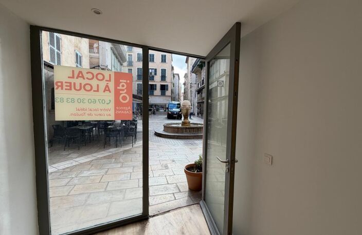 À LOUER – LOCAL COMMERCIAL DE 27 M² – PLACE GUSTAVE LAMBERT À TOULON — photo 2