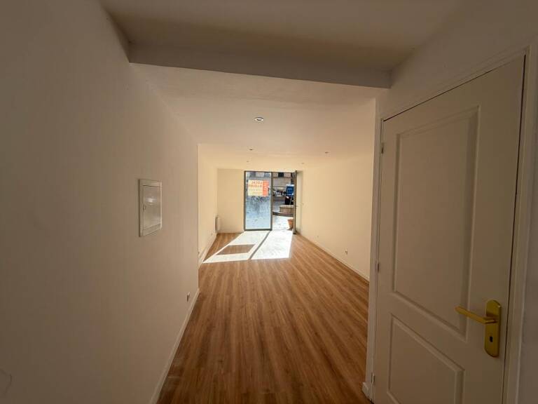 À LOUER – LOCAL COMMERCIAL DE 27 M² – PLACE GUSTAVE LAMBERT À TOULON — photo 1