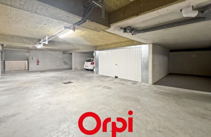 Parking en sous-sol - Résidence sécurisée et fermée - Cuges-Les-Pins — photo 2