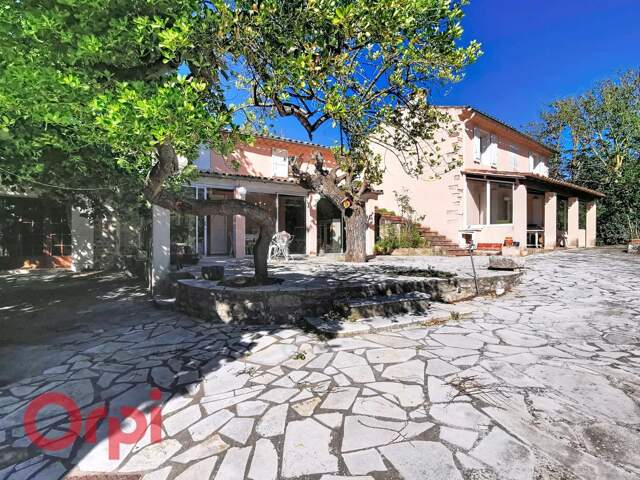 En exclusivité  propriété à vendre divisée en deux habitations — photo du bien