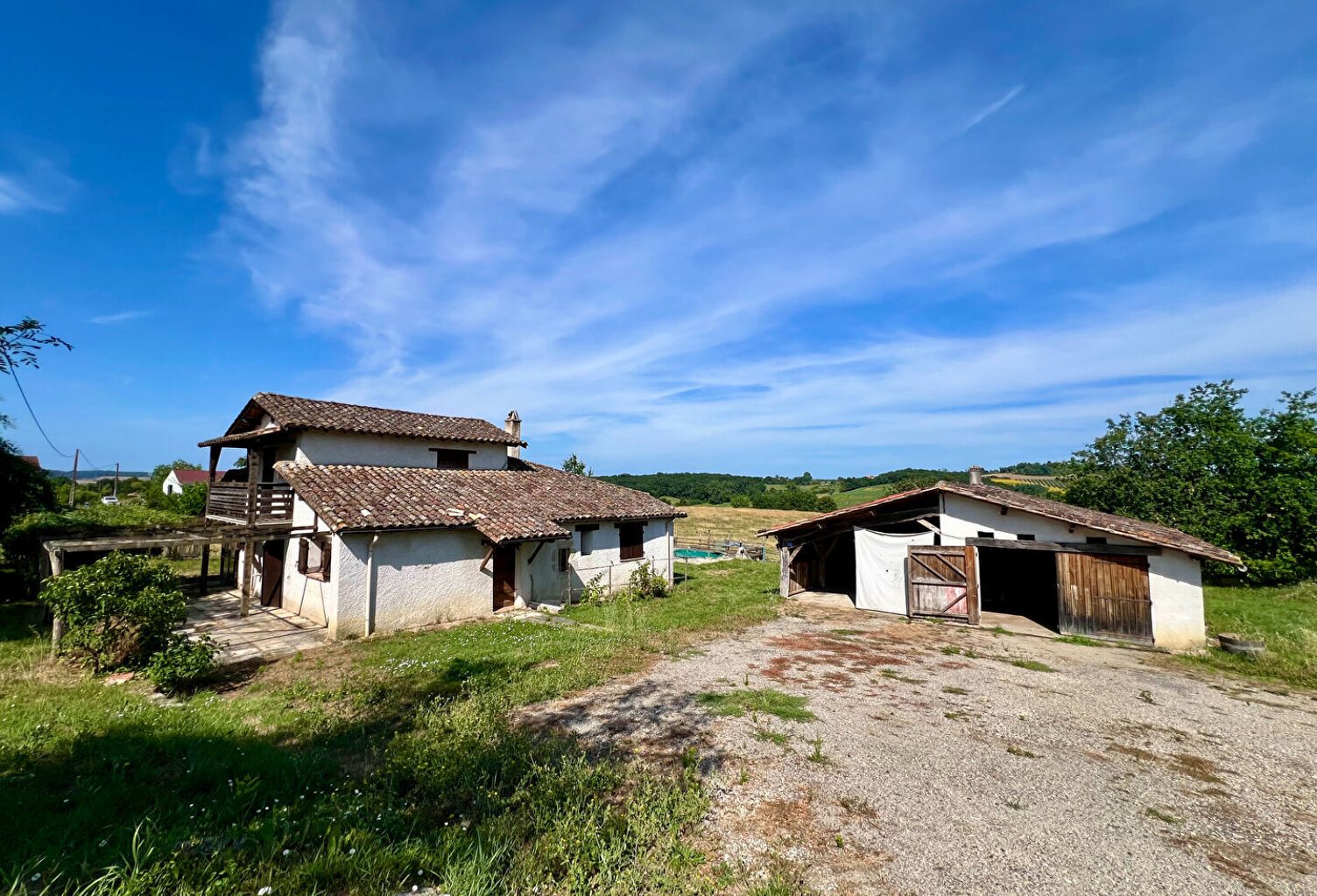 Secteur Monclar d'Agenais, en campagne, découvrez cette maison en pierre de 133,40 m², sur un magnifique terrain d'environ 4 425 m², offrant une vue dégagée et imprenable sur la campagne environnante. Cette maison en pierres offre une pièce de vie de 49,6 — photo 1