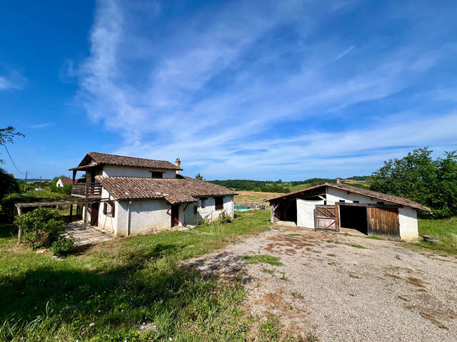 Secteur Monclar d'Agenais, en campagne, découvrez cette maison en pierre de 133,40 m², sur un magnifique terrain d'environ 4 425 m², offrant une vue dégagée et imprenable sur la campagne environnante. Cette maison en pierres offre une pièce de vie de 49,6 — photo du bien