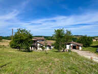 Secteur Monclar d'Agenais, en campagne, découvrez cette maison en pierre de 133,40 m², sur un magnifique terrain d'environ 4 425 m², offrant une vue dégagée et imprenable sur la campagne environnante. Cette maison en pierres offre une pièce de vie de 49,6 — photo 2