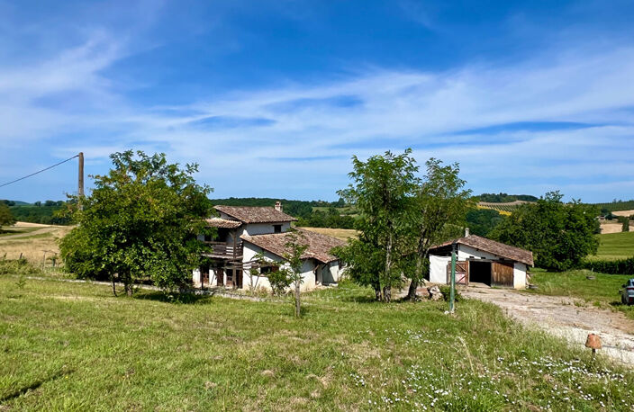 Secteur Monclar d'Agenais, en campagne, découvrez cette maison en pierre de 133,40 m², sur un magnifique terrain d'environ 4 425 m², offrant une vue dégagée et imprenable sur la campagne environnante. Cette maison en pierres offre une pièce de vie de 49,6 — photo 2