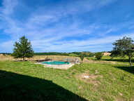 Secteur Monclar d'Agenais, en campagne, découvrez cette maison en pierre de 133,40 m², sur un magnifique terrain d'environ 4 425 m², offrant une vue dégagée et imprenable sur la campagne environnante. Cette maison en pierres offre une pièce de vie de 49,6 — photo 3