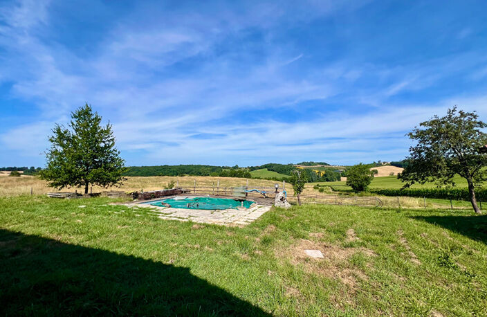 Secteur Monclar d'Agenais, en campagne, découvrez cette maison en pierre de 133,40 m², sur un magnifique terrain d'environ 4 425 m², offrant une vue dégagée et imprenable sur la campagne environnante. Cette maison en pierres offre une pièce de vie de 49,6 — photo 3
