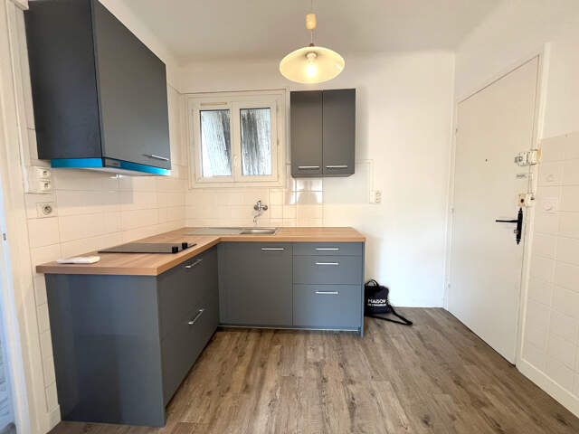 Villeneuve sur Lot, studio refait à neuf de 34,49 m² situé dans un quartier calme de Villeneuve sur Lot, avec accès à pied en ville, et à l'IFSI. Ce studio comprend une pièce de vie lumineuse orientée Sud, avec une cuisine équipée (plaques + hotte) avec u — photo du bien
