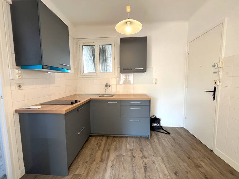 Villeneuve sur Lot, studio refait à neuf de 34,49 m² situé dans un quartier calme de Villeneuve sur Lot, avec accès à pied en ville, et à l'IFSI. Ce studio comprend une pièce de vie lumineuse orientée Sud, avec une cuisine équipée (plaques + hotte) avec u — photo 1