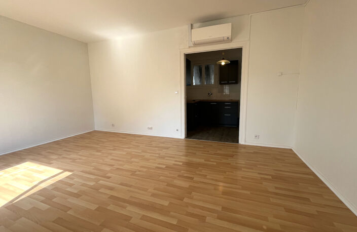Villeneuve sur Lot, studio refait à neuf de 34,49 m² situé dans un quartier calme de Villeneuve sur Lot, avec accès à pied en ville, et à l'IFSI. Ce studio comprend une pièce de vie lumineuse orientée Sud, avec une cuisine équipée (plaques + hotte) avec u — photo 2