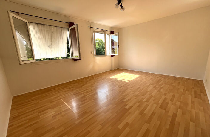 Villeneuve sur Lot, studio refait à neuf de 34,49 m² situé dans un quartier calme de Villeneuve sur Lot, avec accès à pied en ville, et à l'IFSI. Ce studio comprend une pièce de vie lumineuse orientée Sud, avec une cuisine équipée (plaques + hotte) avec u — photo 3