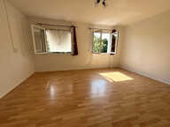 Villeneuve sur Lot, studio refait à neuf de 34,49 m² situé dans un quartier calme de Villeneuve sur Lot, avec accès à pied en ville, et à l'IFSI. Ce studio comprend une pièce de vie lumineuse orientée Sud, avec une cuisine équipée (plaques + hotte) avec u — photo 4