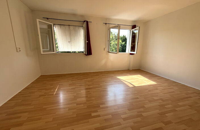 Villeneuve sur Lot, studio refait à neuf de 34,49 m² situé dans un quartier calme de Villeneuve sur Lot, avec accès à pied en ville, et à l'IFSI. Ce studio comprend une pièce de vie lumineuse orientée Sud, avec une cuisine équipée (plaques + hotte) avec u — photo 4